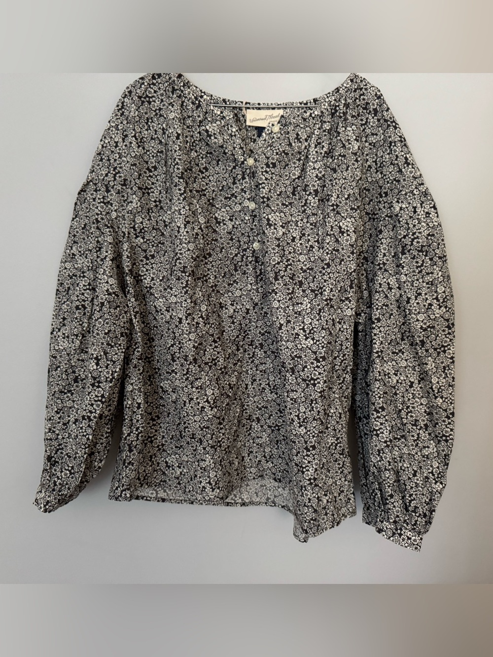 NEW Universal Thread 100% Black & White Floral Peasant Blouse. Generous size MED